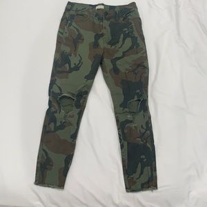 Forever 21 Distressed Green Camo Jeans Size 27